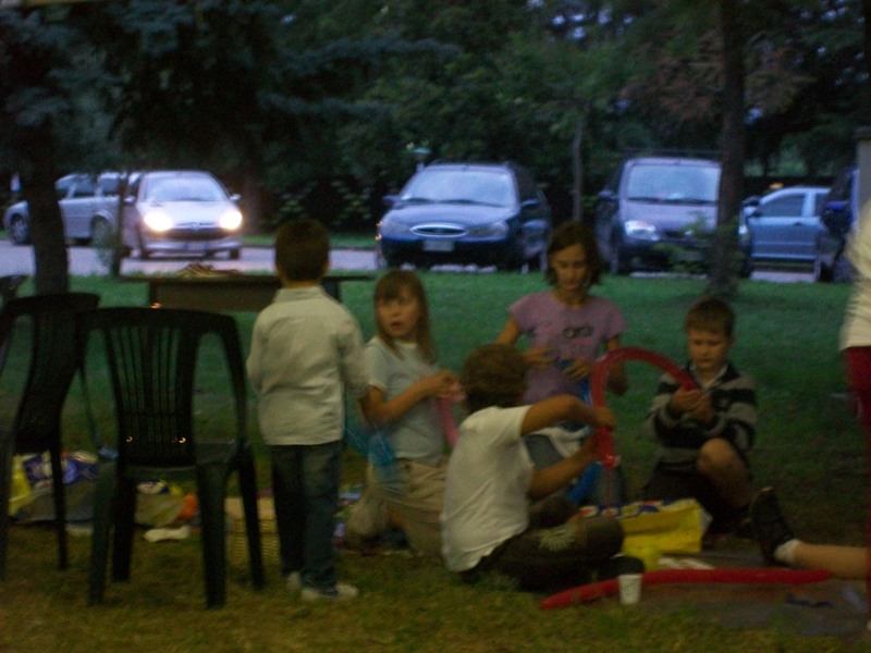 bambini che giocano con i palloncini