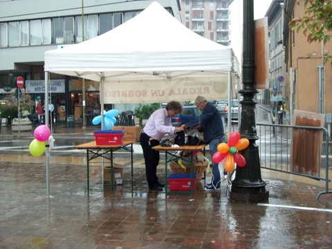 addetti al gazebo dell'associazione