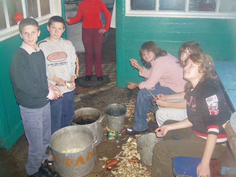 Ragazzi al lavoro nella cucina dell�istituto di Udaizi